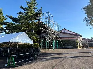 ものすごい強風の中、レギュラーティーで苦…