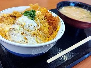 ボリューム満点『カツ丼（松）』と『とん汁…