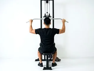 男性が逆三角形の上半身を目指すには？ボデ…