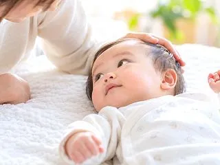 赤ちゃんの向き癖はタオルだけで対応できる…