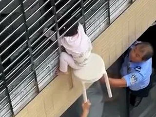 12階の窓から頭でぶら下がった女の子、近…