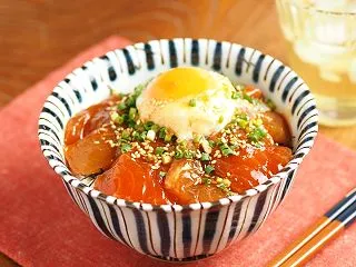 余った刺身でピリ辛漬け丼｜簡単温泉卵のせ…