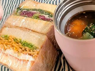 サンドウィッチ弁当とチキンカツとじのダー…