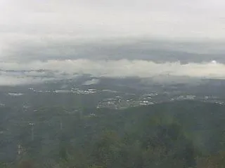 雨小止み、霧が浮かぶ
