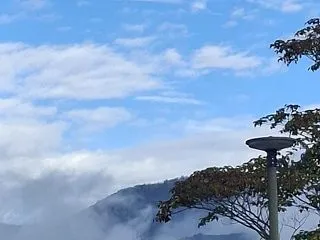 霧立ち昇る秋の景色の散歩道・つかの間の青…