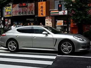 西新宿のポルシェ パナメーラ