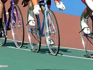 自転車レースで観客が掲げたタオルに引っか…
