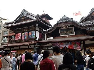秋の空 観光客に 曇りなし（あきのそらか…
