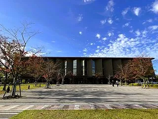 秋の石川県立図書館（3） 青空に桜の紅葉…