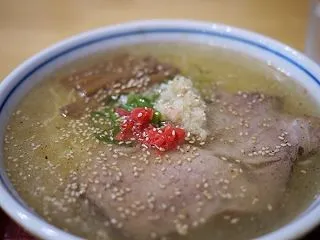生姜が効いた熱々の一杯、下宿食堂生まれの…