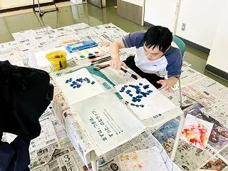 テレビカメラの前でもいつも通りの息子の絵…