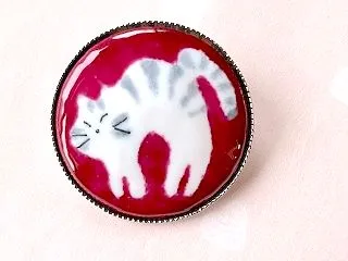 やんのかステップ 猫ブローチ 枠付き（ …