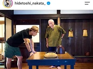 【画像】中田英寿さん、黒Ｔ＆短パン姿から…