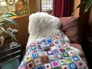 かぎ針編みグラニースクエアのブランケット…
