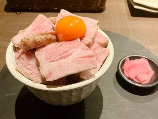 【スリーピッグのローストポーク丼並盛】名…