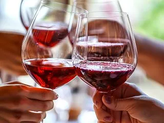 飲酒と認知症リスクの関係は？「適量なら健…