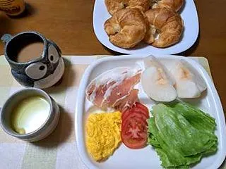 朝食はクロワッサンサンド＆昼食に炊き込み…