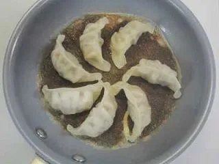 餃子の羽根がこびり付いた