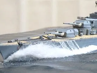 艦首波は豪快に？