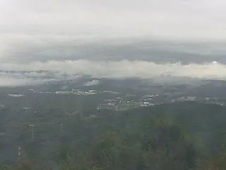 雨小止み、霧が浮かぶ