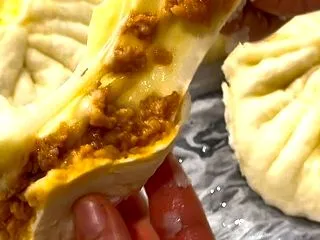 ふわっふわ生地のピザまんと角煮まんです！…