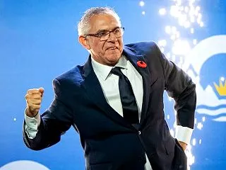 保守党98年ぶり勝利、ドークソン58歳の…