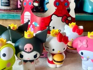 熱狂！キッズミールのサンリオTOYに群が…