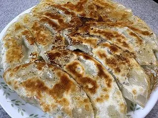 大判の皮で餃子(チーズ入り・ニラなし)を…