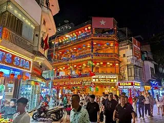 夜のハノイ旧市街は、昼間とは違った”エモ…