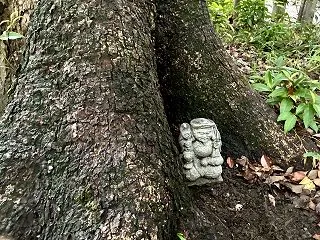 消耗品を作っている憂いと木の根に大黒天様