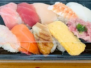 スシローの「スシローセット10種」をお持…