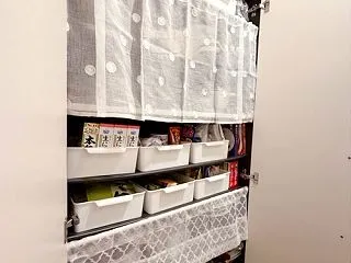【シニアの暮らし】カフェカーテンで埃よけ…