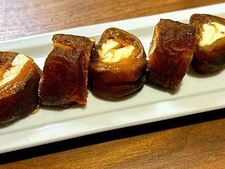 ワインのお供は干し柿のクリームチーズロー…