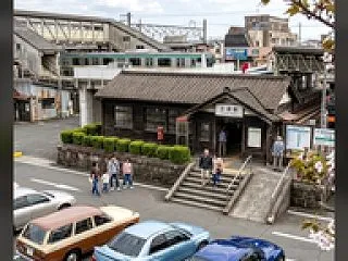 古い駅ホームの異世界
