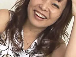 勃起した肉棒に満面の笑顔を浮かべる人妻さ…