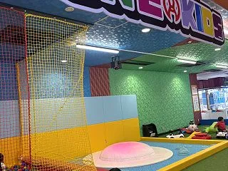 ラウンドワンスタジアム堺中央環状店で子ど…