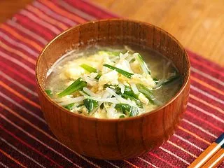 にらもやし卵味噌汁｜もやし1袋と卵2個で…