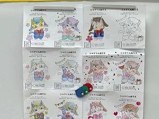 シャドくんのぬりえが、図書館の壁に！