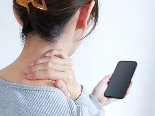 スマホで首が前に出る？猫背の改善法