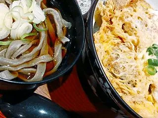 ボリューム満点のカツ丼と極太そば！手打ち…