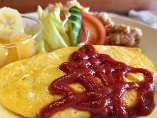 【チーズオムレツと唐揚げ（キッチン エム…