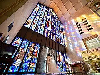 聖堂のステンドグラス透けて秋
