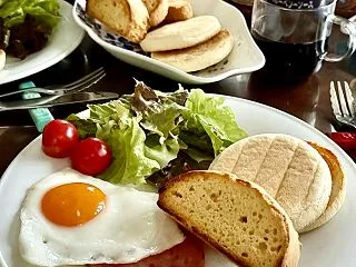 休日の朝ごはん☆柿と息子