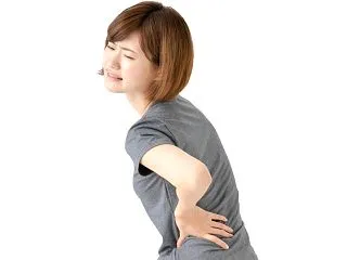 腰痛で前屈すると痛む方へケアのポイントは…