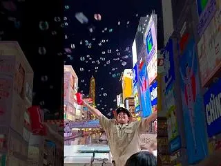 海外「大阪・道頓堀のリバークルーズのガイ…