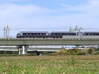 多摩川橋梁のロマンスカー EXEα