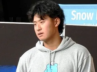 阪口楽ら戦力外 OB鶴岡慎也さん楽天コー…