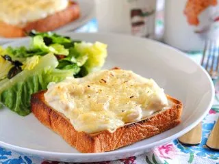 週末のブランチ☆鶏肉のグラタントースト