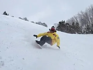 鷲ヶ岳スキー場尾根コース急斜面35°でカ…