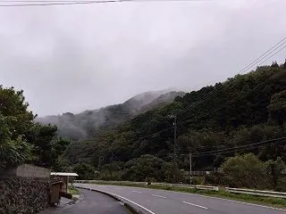 台風や 死に体なりて 大の雨（たいふうや…